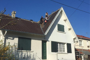 Confiez vos réparations de fuite de toit avec un couvreur professionnel